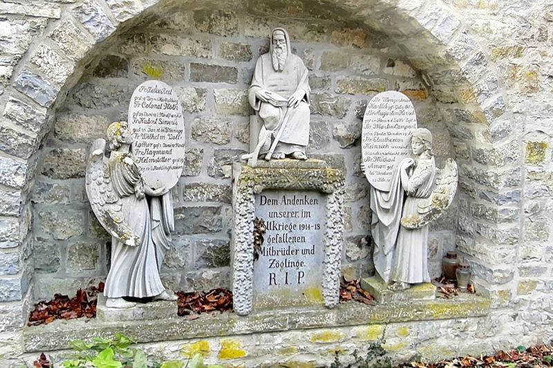 Datei:Kriegerdenkmal Reparatur LoreFriedrichGronau.jpg