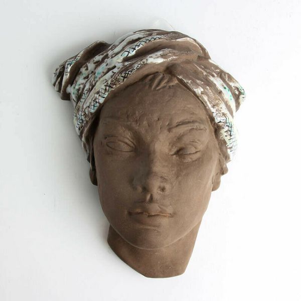 Datei:KarlsruherMajolikaMaske LFG Foto Design-and-arts.jpg