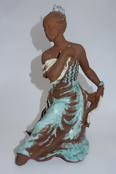 Datei:6396 KarlsruherMajolika Standfigur Tänzerin LFG.jpg