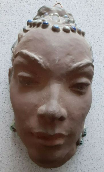 Datei:KarlsruherMajolika Maske Frau Haarschmuck LFG.jpg