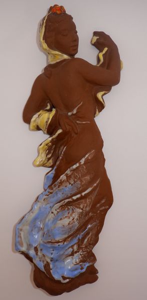 Datei:6390 KarlsruherMajolika Tänzerin Wandfigur LFG.JPG