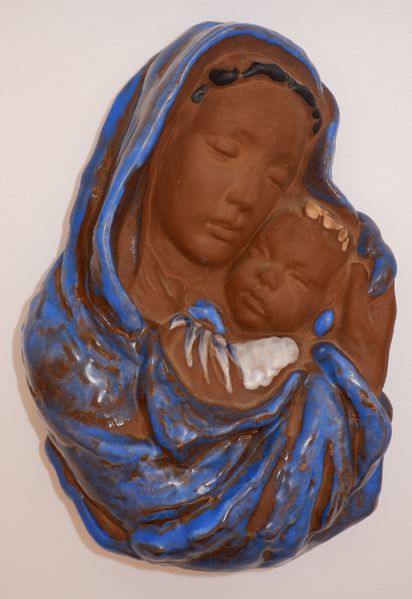 Datei:KarlsruherMajolika Mutter mit Kind LFG.JPG